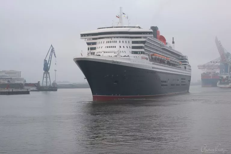 Queen Mary 2 morgens in Hamburg
