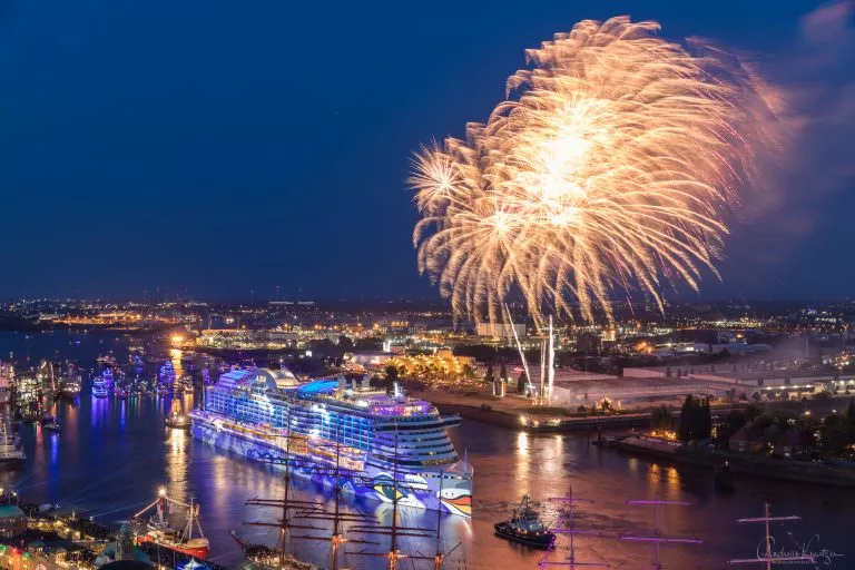 AIDA Feuerwerk zum 829. Hafengengeburtstag in Hamburg