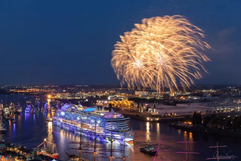 AIDA Feuerwerk zum 829. Hafengengeburtstag in Hamburg