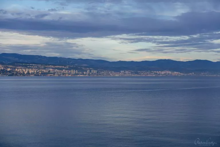 Blick von Ičići auf Rijeka
