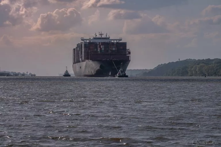 Containerschiff bei Teufelsbrueck
