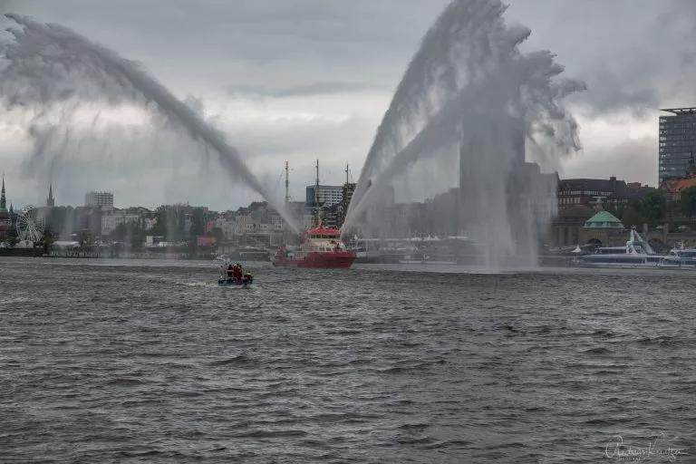 Feuerlöschboot Branddirektor Westphal bei der Einlaufparade
