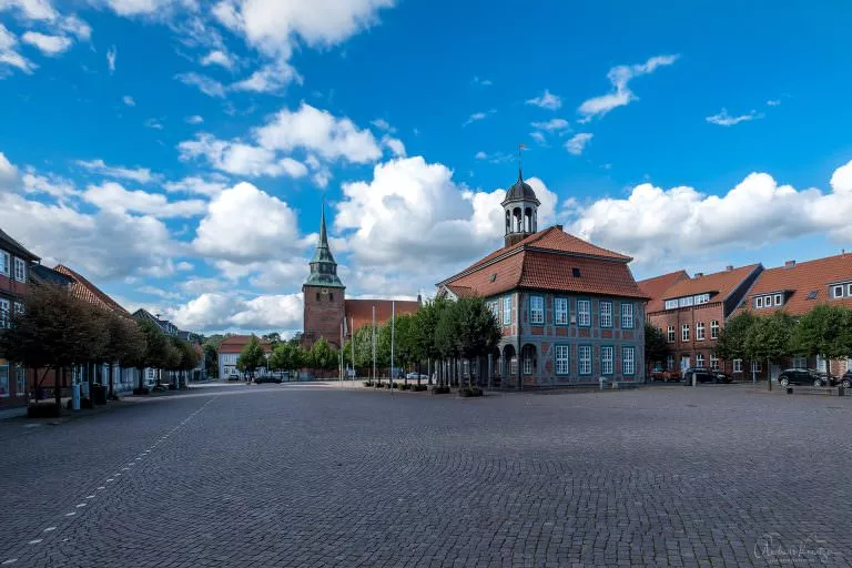 Markt in Boizenburg mit Rathaus