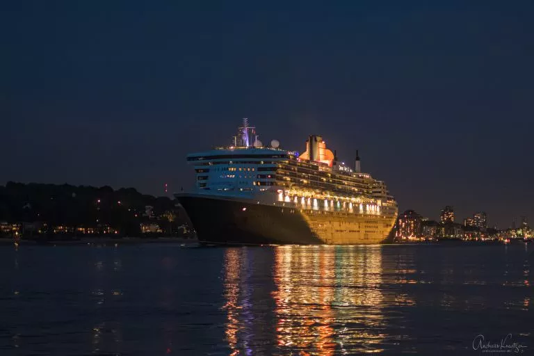 Queen Mary 2 abends in Hamburg