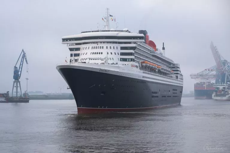 Queen Mary 2 am 27.5.18 in Hamburg