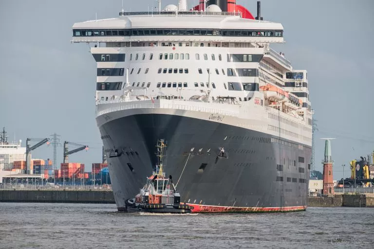 Queen Mary 2 auf dem Weg zum Eindocken II