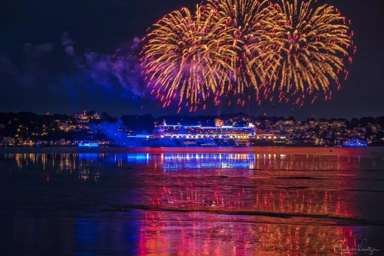 Queen Mary 2 mit Feuerwerk