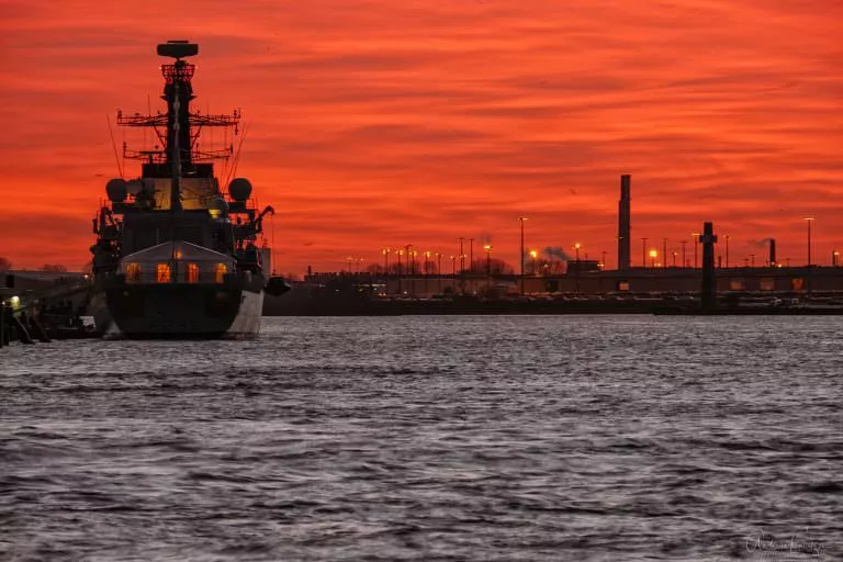 Sonnenaufgang am Hafen 