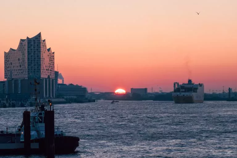 Sonnenaufgang am Hamburger Hafen 170216
