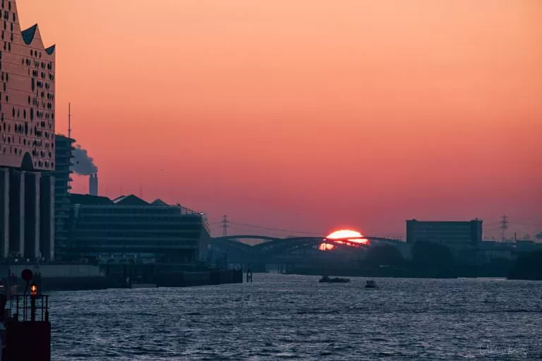 Sonnenaufgang am Hamburger Hafen 170216 II