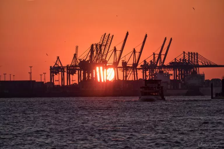 Sonnenuntergang am Hamburger Hafen 102015