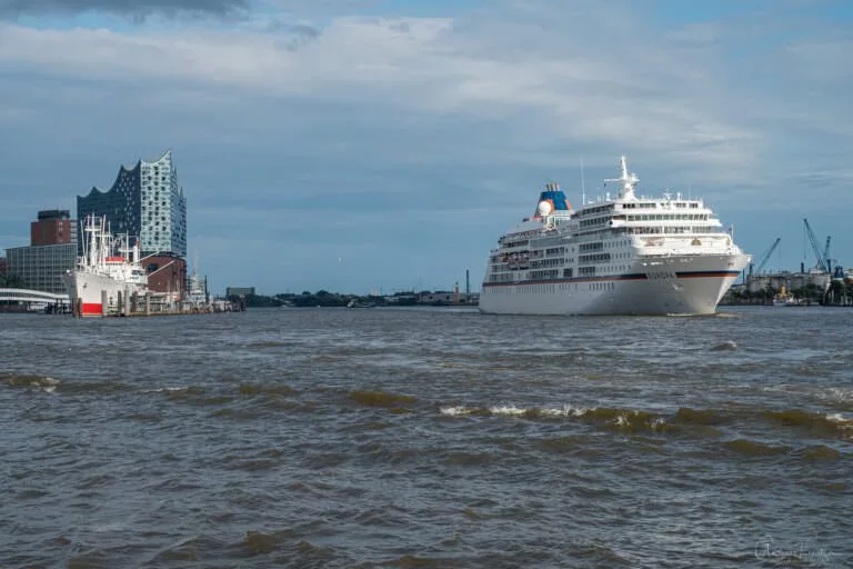 Kreufahrtschiff Europa in Hamburg