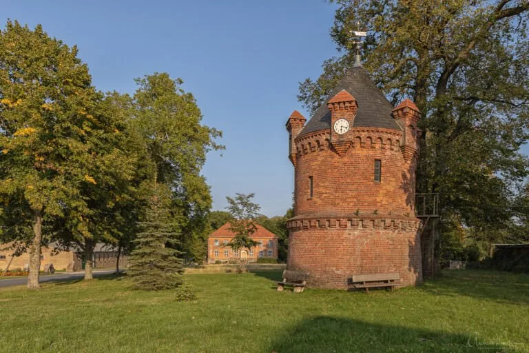 Wasserturm mit Schloss Goldenbow