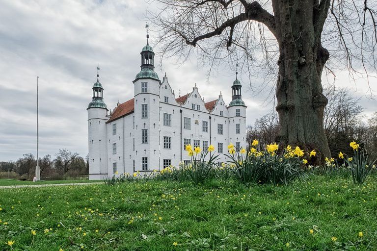 Ahrensburger Schloss im Frühling