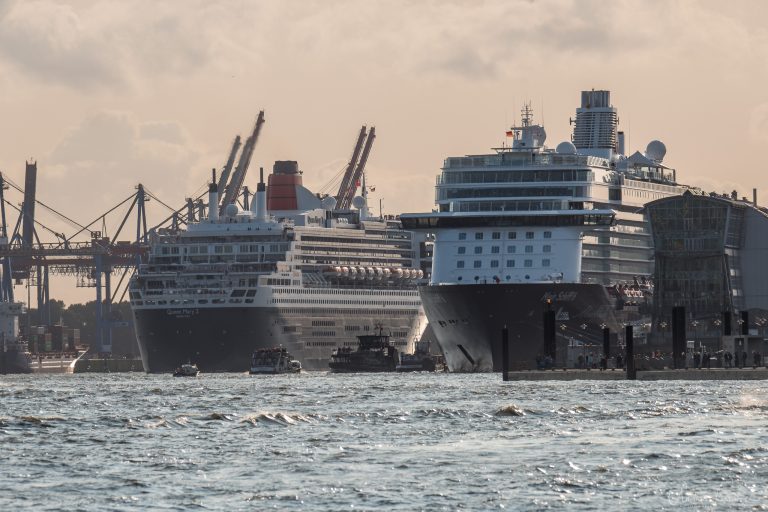 Mein Schiff 6 und Queen Mary 2 in Hamburg