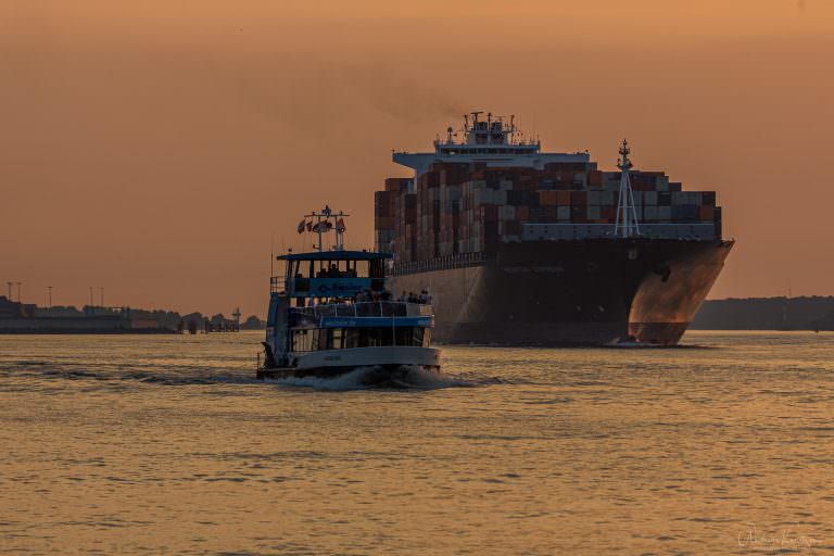 Containerschiff im Abendlicht