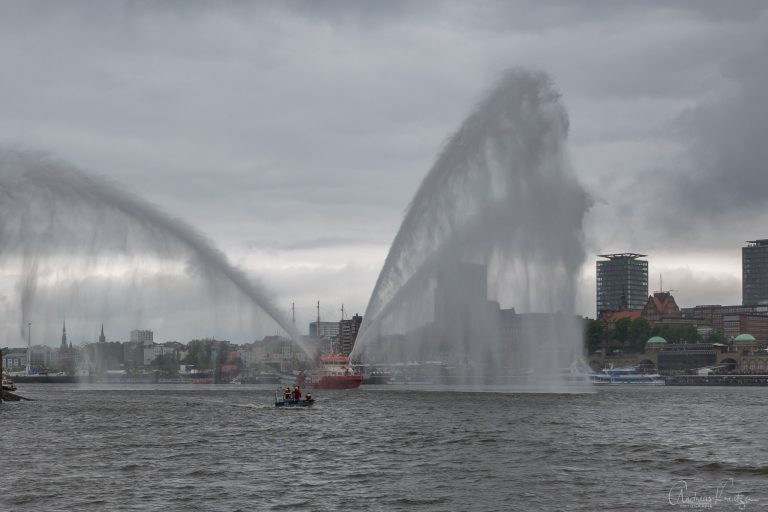 Feuerlöschboot Branddirektor Westphal bei der Einlaufparade