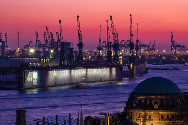 Hamburger Hafen im Abendrot